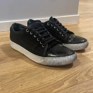 Lanvins svart med vit sula - Dem är i okej skick  hör av dig vid frågor  Tar byten och pris går att diskuteras  Låda och dustbag ingår inte