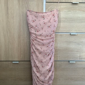 Thin strap print dress - Thin strap print dress från Nelly. Fin stick och perfekt nu till sommaren 🩷🩷