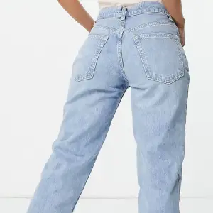 Ljusblå lågmidjade jeans från Asos i storlek W28 L32