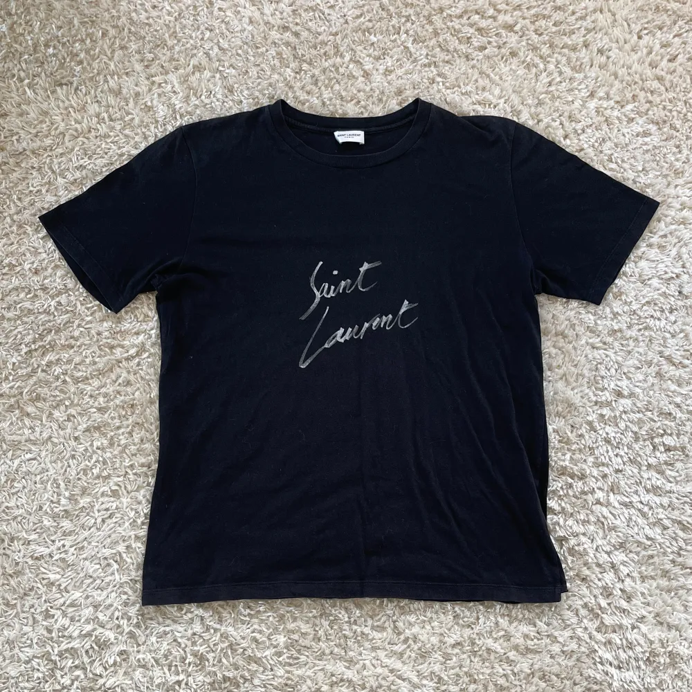 ‼️VI TAR EJ BYTEN‼️ Saintlaurent T-Shirt | Skick: 8,5/10 | Storlek S fits M | Fraktar inom 24H efter köp, på köparens bekostnad 📦 | Hör av dig vid minsta fråga eller fundering 💭. T-shirts.