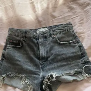 Säljer dessa snygga jeans shortsen i från Zara i storlek 34 men passar 36, knappt använda! 🩶
