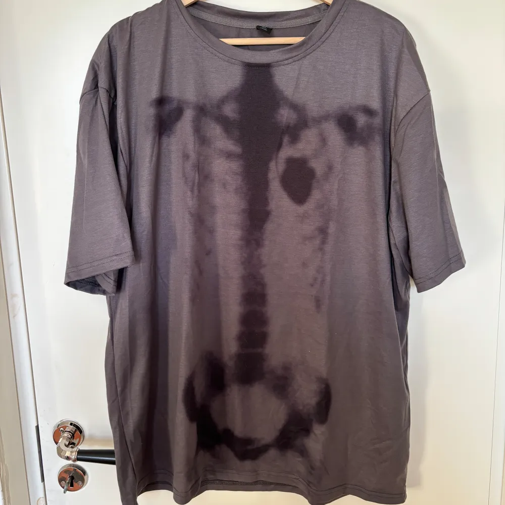 T-shirt med skelett tryck. T-shirts.