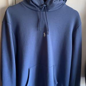 Hej, säljer nu min nya polo hoodie då jag inte använder den längre, skicket är 9/10, nypris på denna ligger runt 2100 kr, om du har frågor eller funderingar så är de bara att höra av dig till oss på AL_closet