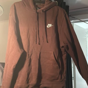 Nike hoodie - Nike hoodie i vinröd/brun färg storlek S endast använd ca 3 gånger, kommer aldrig till användning längre