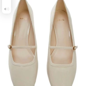 Ballerinaskor - Såååå fina ballerinaskor som aldrig använts, perfekt till studenten eller skolavslutningen från mango❤️Köpta på axlande för 599 men säljer för 399❤️