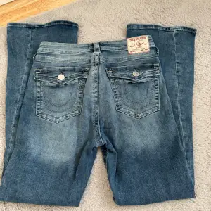 Säljer dessa as snygga jeans som är ifrån true religion och är helt nya, har bild på kvitto om det skulle behövas. Midjemått: 85 cm, storlek: 30. Nypris var omkring 1700kr