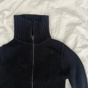 Stickad polotröja  - Stickad polotröja. Köparen står för frakt.