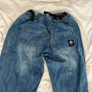 Baggy jeanse  - Baggy jeanse med justerbar midja. Riktigt stora, riktigt feta. Knappt använda. Köparen står för frakten.