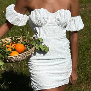 klänning  - Superfin klänning från NA-KD i storlek 34. Helt oanvänd o slutsåld på hemsidan. Nypris 609💕(skriv för fler bilder)