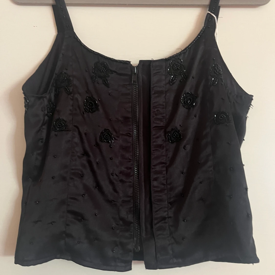 Svart linne med pärlor - 90