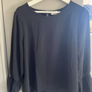 Blus  - Så fin blus från JDY som inte kommit till användning. 