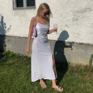 Linneklänning - Vit linneklänning, använd 1 gång 🌸 140 kr inkl frakt