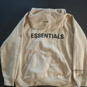 Essentials Hoodie - Hej, Säljer nu min helt nya Essentials Hoodie, Pga för liten för min del! Alltså inget slitage eller så! 