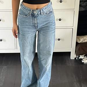 Ett par enkla blå jeans! Väldigt bra mått, längd och passform på mig som är 160 cm och har XS. Är använda lite och har därför lite slitningar nedtill (skriv för bild😁) 