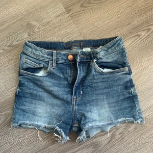 Shorts - Använd fåtal gånger. För små för mig då dessa är i barnstorlek 152. Pris går att diskutera! 