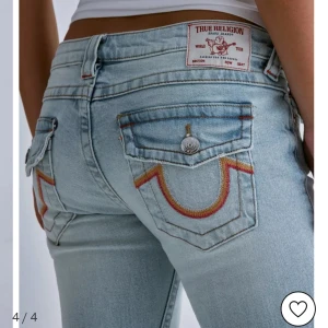 True Religion Jeans - !Äkta Low waist Trueys! Köpte på Nelly för ca 1600kr. Storleken är W26 och sitter typ som S skulle jag säga. Tveka inte för att fråga om fler bilder💕(Inga defekter förutom att hålen på knäna har blivit lite större☺️) Pris kan diskuteras!!