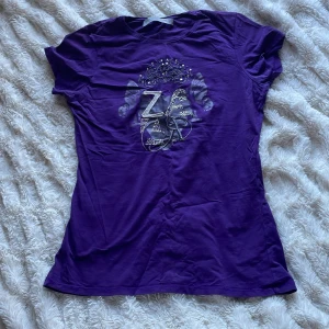 Lila zara tröja - Säljer min lila zara tröja. Den kommer i storlek L men den sitter inte för löst på mig. Säljer direkt för 120kr!!💕