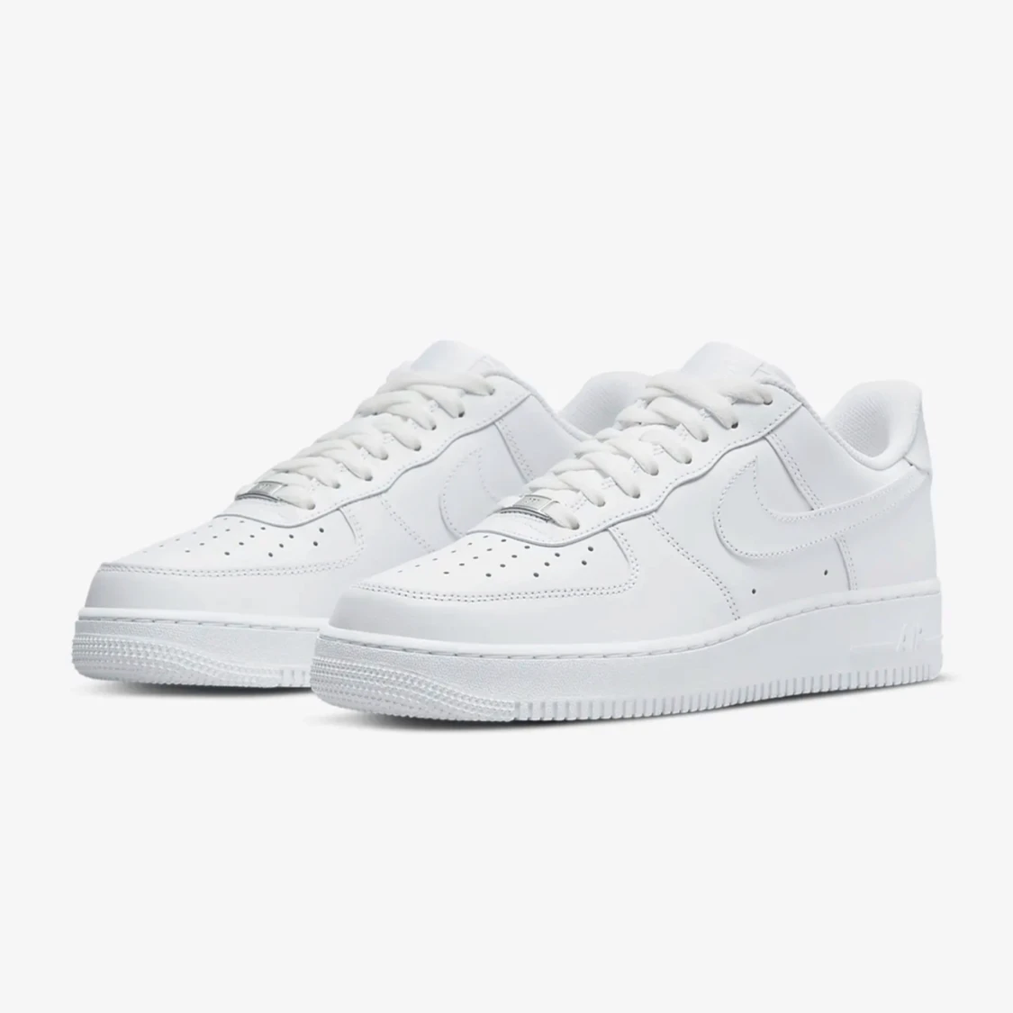 Helt nya Nike Air Force 1 skor. Tillgängliga i alla storlekar.
