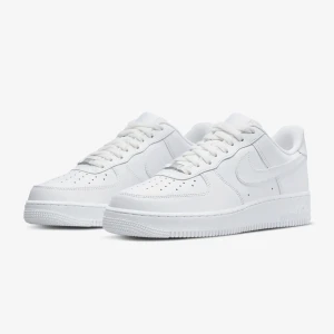 Helt nya Nike Air Force 1 skor. Tillgängliga i alla storlekar. - Air Force 1 skor gjorda av läder och är det du behöver för att komplettera din outfit. 