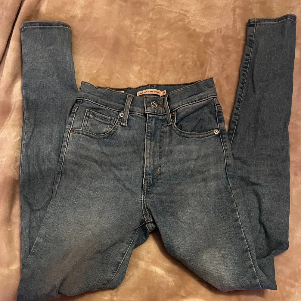 Levi jeans som användes en gång men är för tajta för mig. Köptes för 1200kr. Skriv till mig vid frågor, svarar så snabbt jag kan!❤️. Jeans & Byxor.