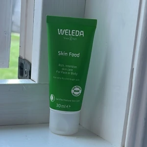Weleda skin food  - Kräm till ansikte eller kropp🩷Superbra att ha under smink exempelvis, säljs då jag har två stycken i större storlek vilket gör att jag inte behöver denna också🩷Anbänd två gånger väldigt mkt kvar 