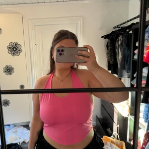 Bikbok topp - Rosa topp från Bikbok, aldrig använd, lapp finns kvar🌸 Storlek XL nypris 199kr- säljer för 50kr+ frakt