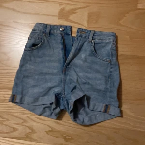Jeans shorts  - Fina jeans shorts från hm i storlek 32 . Inga defekter 💕