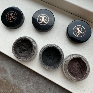 2 st Anastasia Dipbrows - 1 såld - 1 såld! Säljer dessa 3 olika Anastasia Beverly Hills Dipbrows i dessa olika färger då jag slutat använda. Mängd och pris varierar, färgen chocolate 150kr, granite 100kr & ebony 50kr. Köp de sista här eller seperat