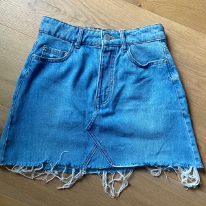 Somrig jeanskjol som blivit för liten🤗 - Fint skick med snygga slitningar 