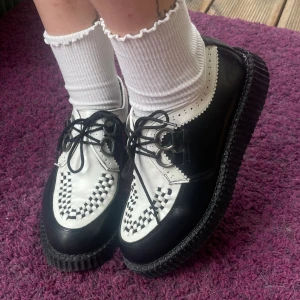 Nevermind skor 39 - Hej & skor i nyskick, jag köpte den för ett ar sedan för 1300kr, om du ha mer bild eller har nagra fragor , fär du gärna dm mig☮️❤️