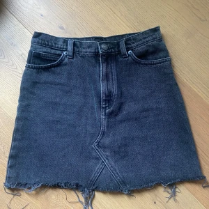 En superfin jeanskjol som tyvär har blivit för liten. Perfekt nu inför sommaren!🥰 - Bra skick