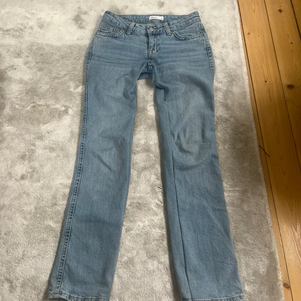 Skitsnygga lågmidjade jeans från Gina! De är insydda i benen lite så de är lite smalare än originalet och inte lika bootcut. Säljer för att de är lite för långa för mig som är 166 cm.. Jeans & Byxor.