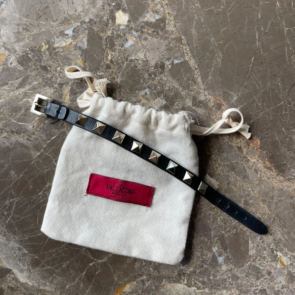 Valentino armband i svart. OBS trasig då den saknar stängningsdelen (kolla bild 3). Men går att stänga ändå. Kommer med original dust bag.. Accessoarer.