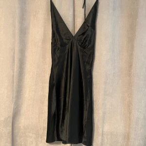 Satin klänning - Från Biancas kollektion på Nelly. Aldrig använd då den inte passade🫶🏻