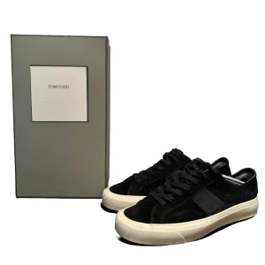 Tom Ford skor - Köpte dessa på tradera för ett tag sedan men fick reda på att dessa inte är autentiska och därför är priset så lågt. Samlat på sig damm senaste månaderna och använda sparsamt. Box & dustbags medföljer.Priset går att diskutera vid en snabb affär, mvh!