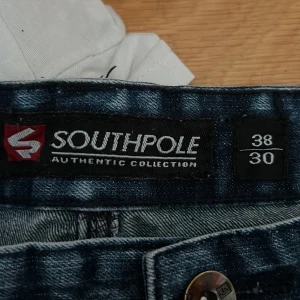 Vintage South pole jeans - Vintage skaterjeans från South pole. Waist 38. Skit snygga med cool distressing. Condition är 10/10. Kan sänka pris vid snabb affär.