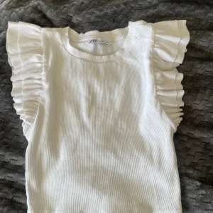 Volangtopp - Säljer denna volangtopp från zara som inte används!💕💕