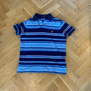 Ralph Lauren Polo - Riktigt snygg ralph lauren polo med snyggt blå mönster. Är i väldigt bra skick.