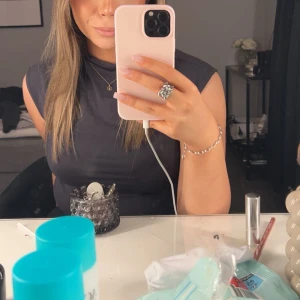 Mörkgrå topp - En mörkgrå topp från Gina