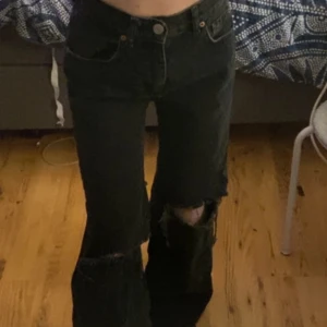 Slitna jeans  - Super snygga jeans i svartgrå