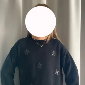 En svart tröja med glitter stjärnor från Gina Tricot. Säljer för att den inte kommer till användning. Använd cirka 5 ggr.  Orginal pris cirka 250kr