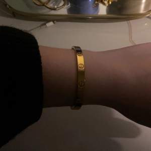 FRAKT INGÅR☺️ Superfint och hårt armband som är köpt från top style som finns på Instagram. Den har bara legat i mitt smyckeskrin då den inte kommit till användning. Köpt för 300 säljer för 199. Den är även superenkel att sätta på☺️🫶🏼