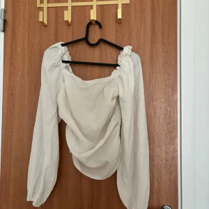 Blus - Söt vit långärmad blus