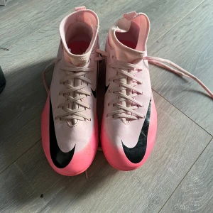 Fotbollsskor Nike rosa  - Använd typ 5 gånger, bra skicka, rosa Nike 