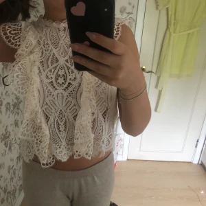 Blus - Så fin blus från zara som tyvärr är för liten för mig. Använd 2-3 gånger.