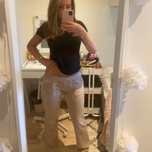 JUICY COUTURE  - Jag säljer mina älskade beige juicy couture mjukisar❤️❤️ Passar så bra! För referens är jag 165!! Ni får ge prisförslag! 