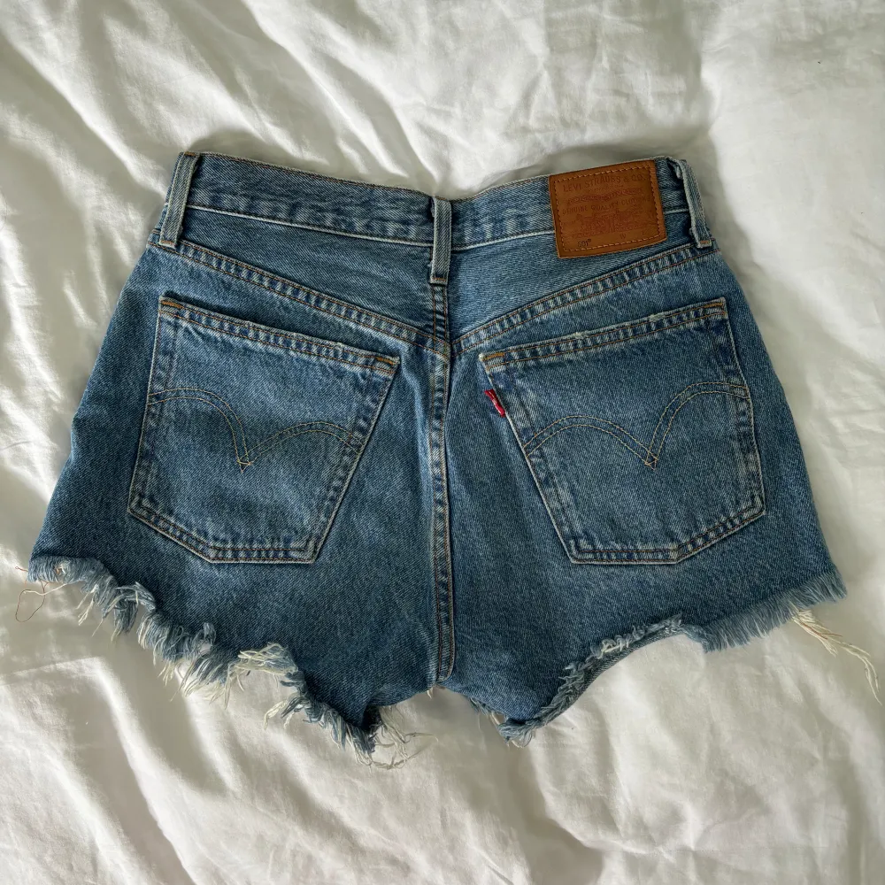 Säljer dessa 501 jeansshorts från levis då de är lite tajta på mig. De är sparsamt använda och har inga defekter💗💗. Shorts.