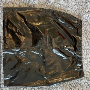 Minikjol - Lackkjol mini. Använd 2 gånger. Storlek M. Köparen står för ev frakt. 