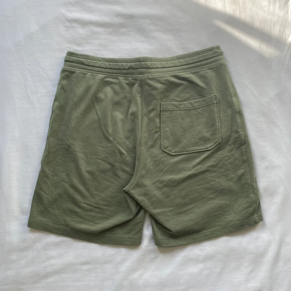 Gröna skjorts från Lager 157, storlek Large, bra skick. Jag har inte använt dessa sän förra året så säljer på Plick ✨condition 10/10. Shorts.