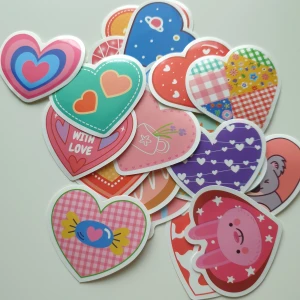 25st hjärtan klistermärken/stickers  - Klistermärken/stickers Motiv: hjärtan  Antal: 25st Skick: ny/oanvänd  Kul att använda till pyssel, scrapbooking och annat.